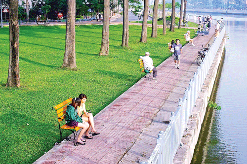 Dòng kênh xanh nhìn từ Cầu Kiệu quận 3 (năm 2013). Nhà ven kênh khu Bùi Hữu Nghĩa, quận Bình Thạnh (năm 2004). Thi công cải tạo dòng kênh tại Miếu Nổi, quận Phú Nhuận (năm 2009). Thi công nạo vét bùn dưới dòng kênh (năm 2004). Dòng kênh dần hồi sinh (năm 2010). Người dân TPHCM tận hưởng môi trường xanh bên dòng kênh vào những buổi sáng (năm 2013). Các đoàn viên thanh niên quận 1 trong ngày chủ nhật xanh. Nhân viên môi trường ngược xuôi gom rác trên dòng kênh.