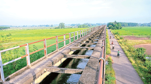 Hàng ngày, Đền Bến Dược đón tiếp các tầng lớp Nhân dân đến thăm quan, tri ân các liệt sĩ. Vườn lan Huyền Thoại xã An Nhơn Tây. Hạ tầng giao thông khang trang của thị trấn Củ Chi. Kênh thủy lợi Cầu Máng. Máy chụp MR tại bệnh viện Đa khoa Củ Chi. Trại bò sữa của chú Sáu Lê xã Phú Hòa Đông. Lớp học vi tính tại Trường PTCS An Phú 1. Dây chuyền sản xuất hiện đại Nhà máy Unilever trong KCN Tây Bắc Củ Chi. Sản xuất bánh tráng xuất khẩu tại Doanh nghiệp Duy Anh.