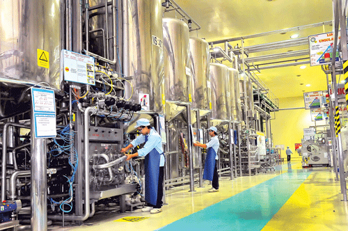 Hàng ngày, Đền Bến Dược đón tiếp các tầng lớp Nhân dân đến thăm quan, tri ân các liệt sĩ. Vườn lan Huyền Thoại xã An Nhơn Tây. Hạ tầng giao thông khang trang của thị trấn Củ Chi. Kênh thủy lợi Cầu Máng. Máy chụp MR tại bệnh viện Đa khoa Củ Chi. Trại bò sữa của chú Sáu Lê xã Phú Hòa Đông. Lớp học vi tính tại Trường PTCS An Phú 1. Dây chuyền sản xuất hiện đại Nhà máy Unilever trong KCN Tây Bắc Củ Chi. Sản xuất bánh tráng xuất khẩu tại Doanh nghiệp Duy Anh.