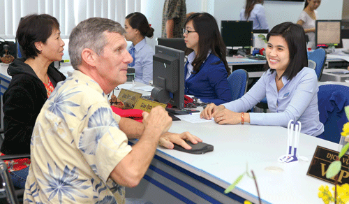 Khách hàng giao dịch tại Eximbank. Ảnh: LONG THANH Khách hàng giao dịch tại Eximbank. Ảnh: LONG THANH