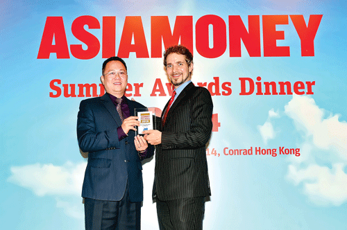 Ông Lê Hải, Phó Tổng giám đốc MB, nhận chứng nhận danh hiệu “Ngân hàng nội địa tốt nhất Việt Nam 2014” từ ông Richard Morrow, Tổng biên tập Tạp chí Asia Money.