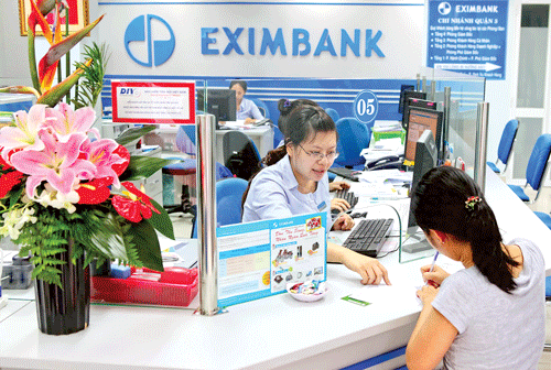 Khách hàng giao dịch tại Eximbank. Ảnh: LONG THANH