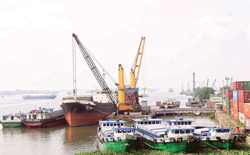 Bốc dỡ hàng hóa tại cảng Bình Dương. Ảnh: CAO THĂNG Bốc dỡ hàng hóa tại cảng Bình Dương. Ảnh: CAO THĂNG