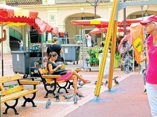 Một góc Monaco, trên cao ốc dưới du thuyền. Giá đất đắt nhất hành tinh, Monaco phải xây nhà lấn biển, lấn núi. Tác giả (bên phải) bên tượng Grimaldi, dòng họ trị vì lãnh thổ này từ năm 1297. Khách du lịch tham quan thành phố. Lâu đài Hoàng gia. Sòng bạc Monte Carlo. Khách du lịch thư giãn với tượng Adam-Eva. Bảo tồn vũ khí phòng ngự thời lập quốc. Cuộc sống an nhàn của cư dân.