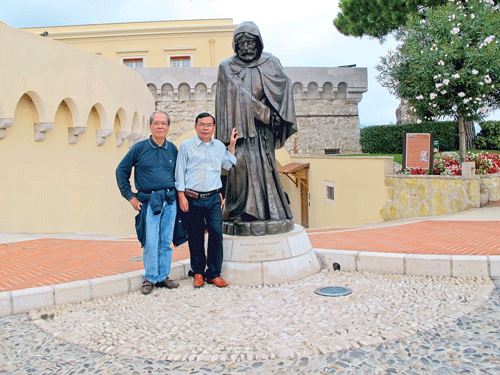 Một góc Monaco, trên cao ốc dưới du thuyền. Giá đất đắt nhất hành tinh, Monaco phải xây nhà lấn biển, lấn núi. Tác giả (bên phải) bên tượng Grimaldi, dòng họ trị vì lãnh thổ này từ năm 1297. Khách du lịch tham quan thành phố. Lâu đài Hoàng gia. Sòng bạc Monte Carlo. Khách du lịch thư giãn với tượng Adam-Eva. Bảo tồn vũ khí phòng ngự thời lập quốc. Cuộc sống an nhàn của cư dân.