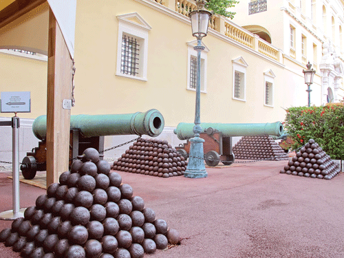 Một góc Monaco, trên cao ốc dưới du thuyền. Giá đất đắt nhất hành tinh, Monaco phải xây nhà lấn biển, lấn núi. Tác giả (bên phải) bên tượng Grimaldi, dòng họ trị vì lãnh thổ này từ năm 1297. Khách du lịch tham quan thành phố. Lâu đài Hoàng gia. Sòng bạc Monte Carlo. Khách du lịch thư giãn với tượng Adam-Eva. Bảo tồn vũ khí phòng ngự thời lập quốc. Cuộc sống an nhàn của cư dân.