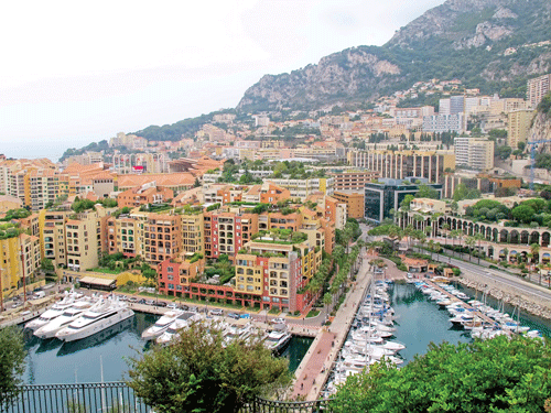 Một góc Monaco, trên cao ốc dưới du thuyền. Giá đất đắt nhất hành tinh, Monaco phải xây nhà lấn biển, lấn núi. Tác giả (bên phải) bên tượng Grimaldi, dòng họ trị vì lãnh thổ này từ năm 1297. Khách du lịch tham quan thành phố. Lâu đài Hoàng gia. Sòng bạc Monte Carlo. Khách du lịch thư giãn với tượng Adam-Eva. Bảo tồn vũ khí phòng ngự thời lập quốc. Cuộc sống an nhàn của cư dân.