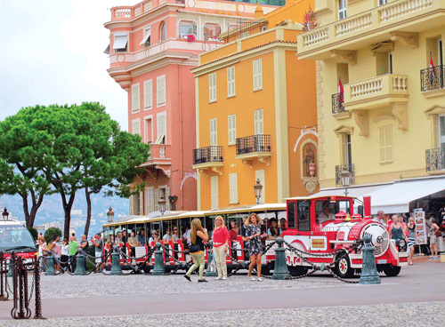 Một góc Monaco, trên cao ốc dưới du thuyền. Giá đất đắt nhất hành tinh, Monaco phải xây nhà lấn biển, lấn núi. Tác giả (bên phải) bên tượng Grimaldi, dòng họ trị vì lãnh thổ này từ năm 1297. Khách du lịch tham quan thành phố. Lâu đài Hoàng gia. Sòng bạc Monte Carlo. Khách du lịch thư giãn với tượng Adam-Eva. Bảo tồn vũ khí phòng ngự thời lập quốc. Cuộc sống an nhàn của cư dân.