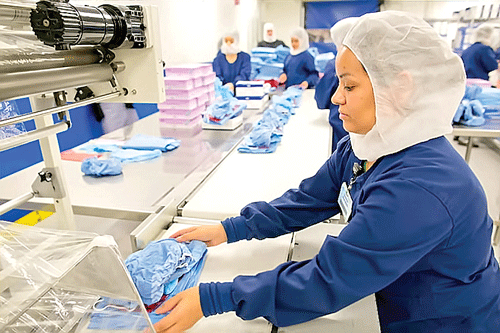 Một cơ sở sản xuất đồ bảo hộ của Công ty Medline, Hoa Kỳ.