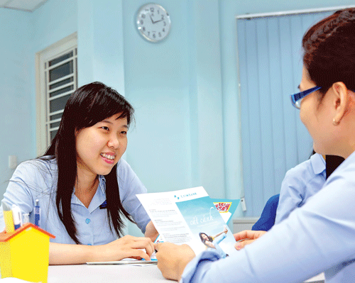 Khách hàng tìm hiểu dịch vụ tại Eximbank. Ảnh: LONG THANH