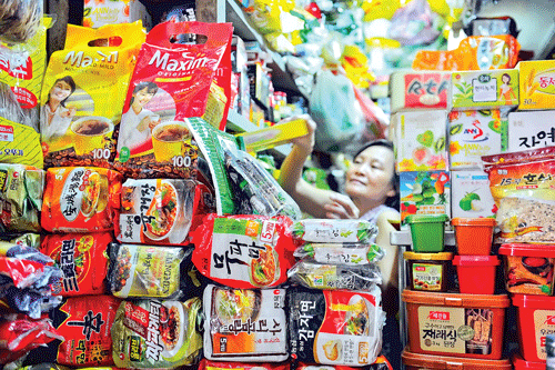 Chợ Nga - địa điểm giao thương, giao lưu văn hóa của người Việt và các nước. Một gian hàng bán khô cá tra, cá lóc trong chợ Campuchia. Nhà may Trâm chuyên thực hiện thời trang Malaysia tại phố Malaysia quận 1. Một gian bán hàng tiêu dùng Nga bên trong chợ Nga. Các cửa hàng ẩm thực của Hàn Quốc và Nhật Bản tại quận 7. Một quảng cáo ký gởi mua bán nhà, đất với tiếng Việt và tiếng Hàn. Nhà hàng Ga Ya Seong trên đường Hậu Giang, quận Tân Bình của ông You Kyoung Soo với món mon gà chiên cay - nơi người dân xứ Hàn tìm đến thưởng thức hương vị quê nhà. Một sạp bán hàng thực phẩm Hàn Quốc trong chợ Phạm Văn Hai.