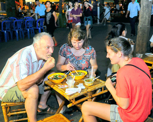 Món bánh Crepes Thái Lan. Bánh Roti tại gian hàng Malaysia. Các món nướng Việt Nam tại gian hàng Một thoáng miền Tây. Đầu bếp Nhật Bản chế biến món ăn tại gian hàng Kissho. Món Sushi tại gian hàng ẩm thực Nhật Bản. Biểu diễn ca nhạc tại Liên hoan ẩm thực quốc tế 2014. Món heo sữa nướng tại khu ẩm thực Tây nguyên. Du khách nước ngoài thích thú với món bún chả cá Việt Nam. Món bánh xèo Ấn Độ. Món bánh Crepes Thái Lan. Bánh Roti tại gian hàng Malaysia. Các món nướng Việt Nam tại gian hàng Một thoáng miền Tây. Đầu bếp Nhật Bản chế biến món ăn tại gian hàng Kissho. Món Sushi tại gian hàng ẩm thực Nhật Bản. Biểu diễn ca nhạc tại Liên hoan ẩm thực quốc tế 2014. Món heo sữa nướng tại khu ẩm thực Tây nguyên. Du khách nước ngoài thích thú với món bún chả cá Việt Nam. Món bánh xèo Ấn Độ.