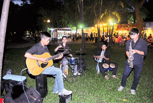 Món bánh Crepes Thái Lan. Bánh Roti tại gian hàng Malaysia. Các món nướng Việt Nam tại gian hàng Một thoáng miền Tây. Đầu bếp Nhật Bản chế biến món ăn tại gian hàng Kissho. Món Sushi tại gian hàng ẩm thực Nhật Bản. Biểu diễn ca nhạc tại Liên hoan ẩm thực quốc tế 2014. Món heo sữa nướng tại khu ẩm thực Tây nguyên. Du khách nước ngoài thích thú với món bún chả cá Việt Nam. Món bánh xèo Ấn Độ. Món bánh Crepes Thái Lan. Bánh Roti tại gian hàng Malaysia. Các món nướng Việt Nam tại gian hàng Một thoáng miền Tây. Đầu bếp Nhật Bản chế biến món ăn tại gian hàng Kissho. Món Sushi tại gian hàng ẩm thực Nhật Bản. Biểu diễn ca nhạc tại Liên hoan ẩm thực quốc tế 2014. Món heo sữa nướng tại khu ẩm thực Tây nguyên. Du khách nước ngoài thích thú với món bún chả cá Việt Nam. Món bánh xèo Ấn Độ.