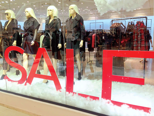 Giảm giá không còn là sức hút để người dân đến TTTM. Ảnh: H.Trâm