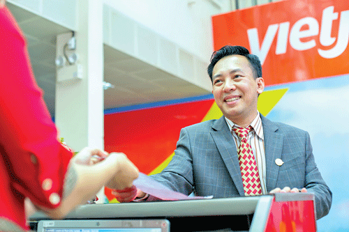 Hành khách làm thủ tục check-in tại quầy Vietjet.