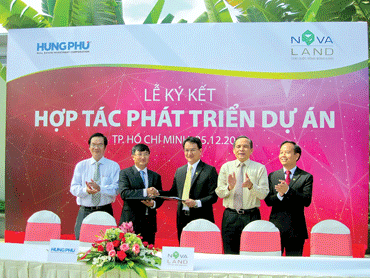Ông Phan Thành Huy (phải), Tổng giám đốc Novaland, và ông Nguyễn Anh Khiêm (trái), Chủ tịch HĐQT CTCP Đầu tư BĐS Hưng Phú, ký kết hợp tác phát triển dự án.