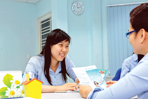 Tư vấn cho khách hàng tại Eximbank. Ảnh: LONG THANH