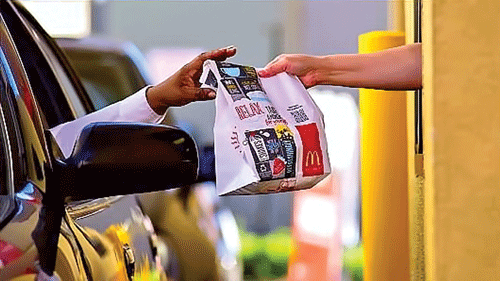 Nhiều hãng thức ăn nhanh điều chỉnh thành phần dinh dưỡng để chiều khách hàng.