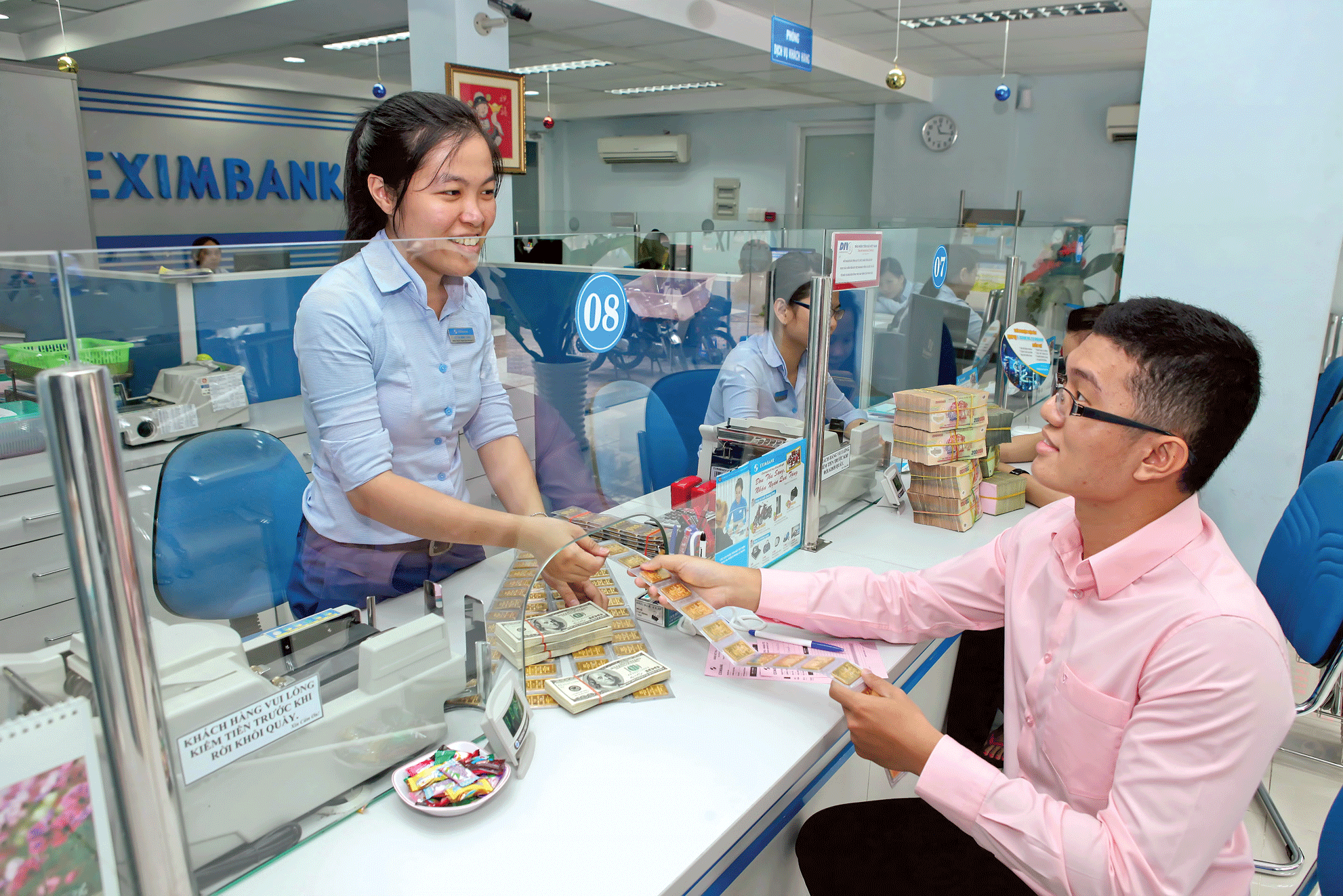 Gửi tiết kiệm vẫn là kênh an toàn dù lợi nhuận thấp. Ảnh: LONG THANH