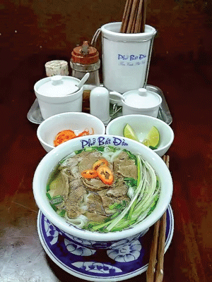 Tất cả các loại dĩa, hũ, tô của phở Bát Đàn đều là gốm Bát Tràng. Ảnh: T.THẢO