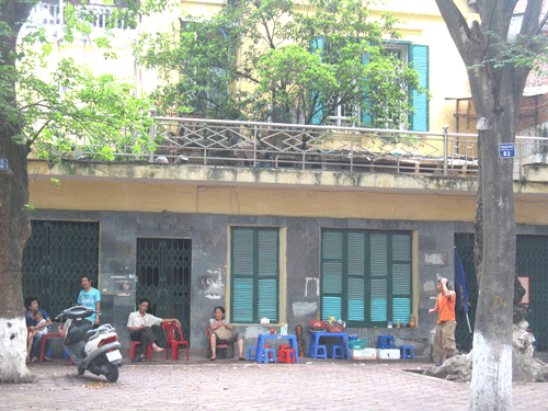 Một ngôi biệt thự cổ ở Hà Nội bị sửa chữa, biến dạng. Ảnh: H.Trâm