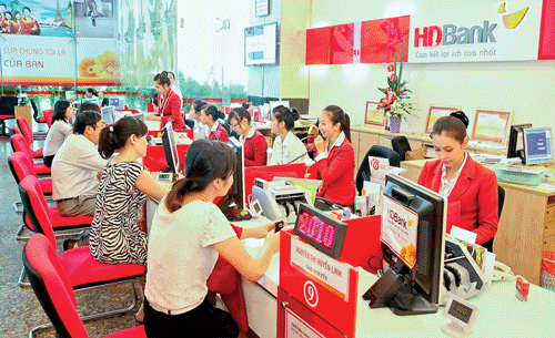 Khách hàng giao dịch tại HDBank. Ảnh: LONG THANH