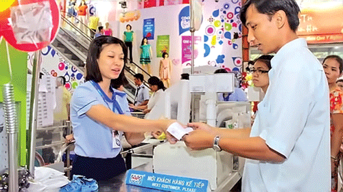 Thanh toán mua hàng bằng thẻ tại siêu thị. Ảnh chỉ mang tính chất minh họa. Thanh toán mua hàng bằng thẻ tại siêu thị. Ảnh chỉ mang tính chất minh họa.