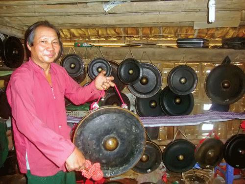 Ông Xô giới thiệu chiêng Mường. Ông Xô giới thiệu chiêng Mường.