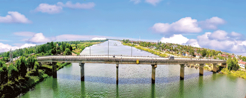 Thị xã Quảng Trị xinh đẹp 2 bên bờ sông Thạch Hãn. Khuôn viên thành cổ Quảng Trị ngày nay. Đài tưởng niệm thành cổ Quảng Trị. Lễ tri ân các anh hùng liệt sĩ trên sông Thạch Hãn trước mặt thành cổ Quảng Trị. Du khách tham quan Bảo tàng thành cổ Quảng Trị. Học sinh thị xã Quảng Trị học vi tính theo tiêu chuẩn hiện đại. Bến thuyền thả hoa đăng trên sông Thạch Hãn. Văn Viết Đức, lớp 12A1, Trường THPT thị xã Quảng Trị, học sinh đầu tiên của Quảng Trị đoạt giải nhất cuộc thi Chung kết “Đường lên đỉnh Olympia” năm thứ 15.