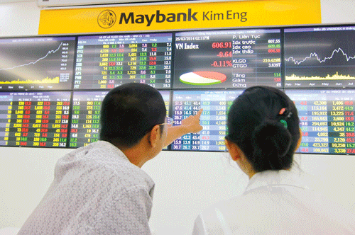 NĐT theo dõi giá CP. Ảnh: LONG THANH NĐT theo dõi giá CP. Ảnh: LONG THANH