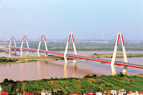 Cầu Nhật Tân, cây cầu dây văng đẹp, lớn nhất Đông Nam Á, dài 3,9km, đường dẫn 4,5km vươn mình vắt ngang sông Hồng. Đại lộ Thăng Long lớn nhất nước, dài 30km, rộng 140m, nối liền Thăng Long xưa với những vùng đất mới của thủ đô mở rộng hôm nay. Nhà ga T2 sân bay Nội Bài hiện đại. Cầu Vĩnh Tuy - cây cầu rộng nhất Việt Nam tính tới thời điểm khánh thành tháng 9-2009. Cùng với cầu Nhật Tân và nhà ga T2 sân bay Nội Bài, việc khánh thành đường nối cầu Nhật Tân với sân bay Nội Bài mang tên Đại tướng Võ Nguyên Giáp được nhìn nhận như cửa ngõ trọng yếu nhất nối thủ đô và đất nước với thế giới. Một khu đô thị mới của Hà Nội. Tuyến Cát Linh - Hà Đông, 1 trong 8 tuyến đường sắt đô thị dài 320km, có đoạn chạy trên cao, có đoạn xuyên xuống lòng đất, xuyên qua sông Hồng... đang được gấp rút thi công. Việc khánh thành và đưa vào sử dụng tuyến đường vành đai 3 - tuyến đường cao tốc trên cao đầu tiên của nước ta - cùng với 7 cầu vượt tại các nút giao thông trọng điểm đã góp phần quan trọng giải tỏa đáng kể ách tắc giao thông Hà Nội. Trung tâm Lotte Hà Nội (Lotte Center Hanoi) - tòa nhà chọc trời cao thứ 2 được xây dựng tại Hà Nội - có 65 tầng, phong cách kiến trúc hiện đại.