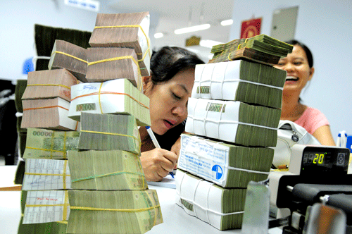 Hạ lãi suất nói thì dễ nhưng thực thi rất khó. Ảnh: LONG THANH Hạ lãi suất nói thì dễ nhưng thực thi rất khó. Ảnh: LONG THANH