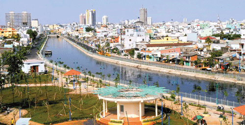 Kênh Tân Hóa - Lò Gốm hồi sinh. Các em thiếu nhi vui chơi bên dòng kênh xanh, sạch, đẹp. Nhiều cầu bắc mới qua kênh giúp người dân đi lại thuận tiện, vừa tạo mỹ quan cho dòng kênh. Một đoạn kênh Tân Hóa - Lò Gốm đầy rác thải trước khi cải tạo. Thư giãn tại các công viên ven kênh. Trạm bơm xả xử lý nước Phú Lâm giúp chống ngập các khu phố ven kênh. Nhiều cây xanh được trồng mới dọc 2 bờ kênh. Những căn nhà lụp sụp trên kênh trước đây. Đường Lò Gốm khang trang sau khi được nâng cấp.