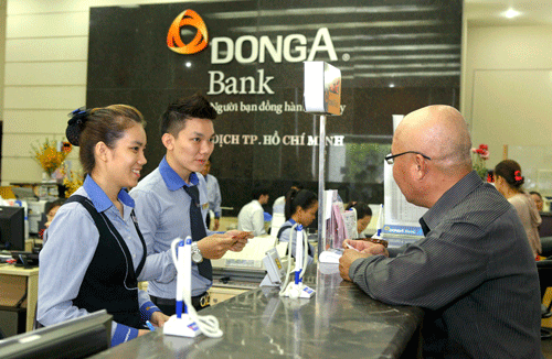 Giao dịch tại DongABank. Ảnh: LONG THANH