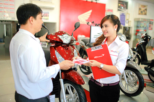 Nhân viên HD Finance tư vấn cho khách hàng.