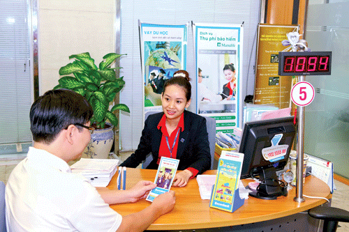 Giao dịch tại Sacombank. Ảnh: LONG THANH Giao dịch tại Sacombank. Ảnh: LONG THANH