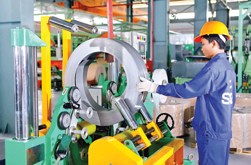 Hệ thống máy móc hiện đại giúp SMC sản xuất được những sản phẩm có chất lượng cao. Ảnh: LONG THANH Hệ thống máy móc hiện đại giúp SMC sản xuất được những sản phẩm có chất lượng cao. Ảnh: LONG THANH