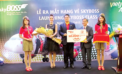 Khách hàng SkyBoss tặng 10.000 thẻ bảo hiểm y tế cho chương trình “Chắp cánh yêu thương”.