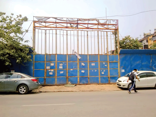 Sau 6 năm dự án B6 Giảng Võ vẫn là mảnh đất bỏ không, thậm chí không biển tên. Ảnh: H.TRÂM