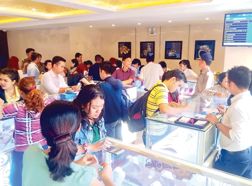 Khách hàng nhộn nhịp mua sắm tại cửa hàng của SJC. Khách hàng nhộn nhịp mua sắm tại cửa hàng của SJC.