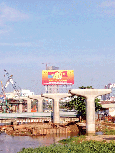 Thi công đoạn trên cao tuyến metro số 1. Ảnh: MINH TUẤN