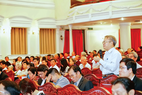 Cổ đông phát biểu đóng góp xây dựng tại ĐHCĐ HDBank.