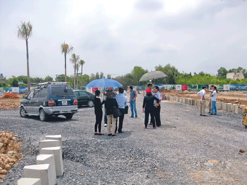 Khách hàng tham quan dự án Cát Tường Phú Thạnh.