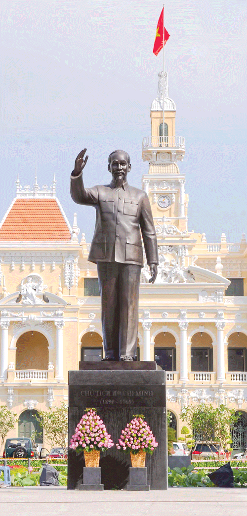 Tượng đài Chủ tịch Hồ Chí Mình nhìn ra đường Nguyễn Huệ. Ảnh: CAO THANG