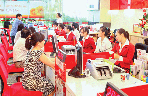 Giao dịch tại HDBank. Ảnh: L.THANH