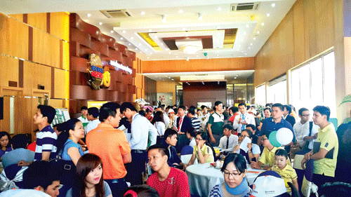 Khách hàng tham dự lễ mở bán căn hộ Him Lam Chợ Lớn-Block C. Khách hàng tham dự lễ mở bán căn hộ Him Lam Chợ Lớn-Block C.