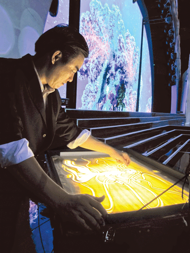 Nghệ sĩ Trí Đức thực hiện biểu diễn tranh cát chuyển động.