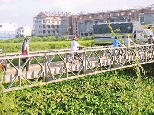 Kênh Tham Lương bị ô nhiễm nghiêm trọng. Ảnh: TRÀ GIANG Kênh Tham Lương bị ô nhiễm nghiêm trọng. Ảnh: TRÀ GIANG