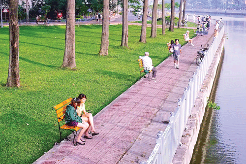 Người dân tận hưởng môi trường xanh kênh Nhiêu Lộc - Thị Nghè. Ảnh: VĂN KHÁNH Người dân tận hưởng môi trường xanh kênh Nhiêu Lộc - Thị Nghè. Ảnh: VĂN KHÁNH