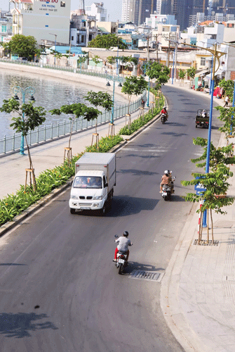 Đường Lò Gốm ven kênh Tân Hóa -Lò Gốm sau khi cải tạo. Ảnh: CAO THĂNG Đường Lò Gốm ven kênh Tân Hóa -Lò Gốm sau khi cải tạo. Ảnh: CAO THĂNG